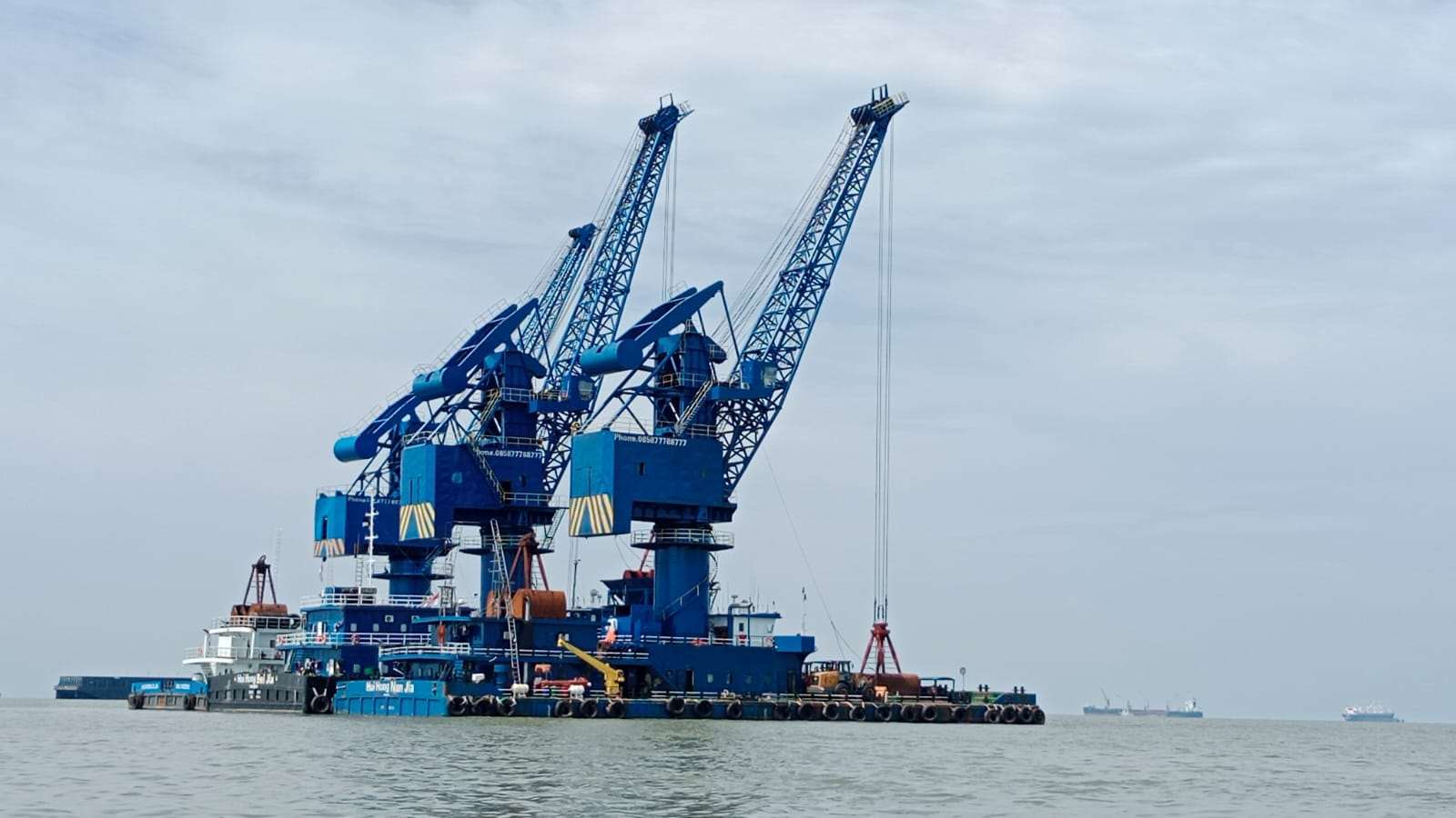 ABAS floating crane FC Hui Hong Bei Jia working alongside a bulk carrier
